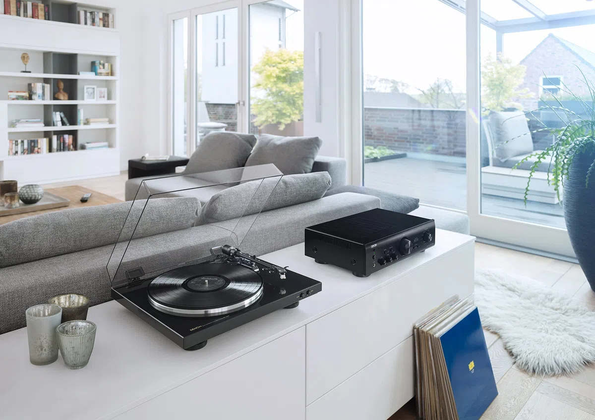 Denon DP-300F Tourne-Disque Automatique avec Pré-Amplificateur Phono RIAA, Entraînement par Courroie - Noir