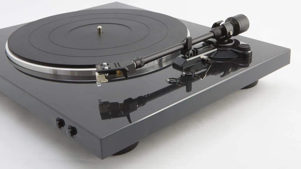 Denon DP-300F Tourne-Disque Automatique avec Pré-Amplificateur Phono RIAA, Entraînement par Courroie - Noir